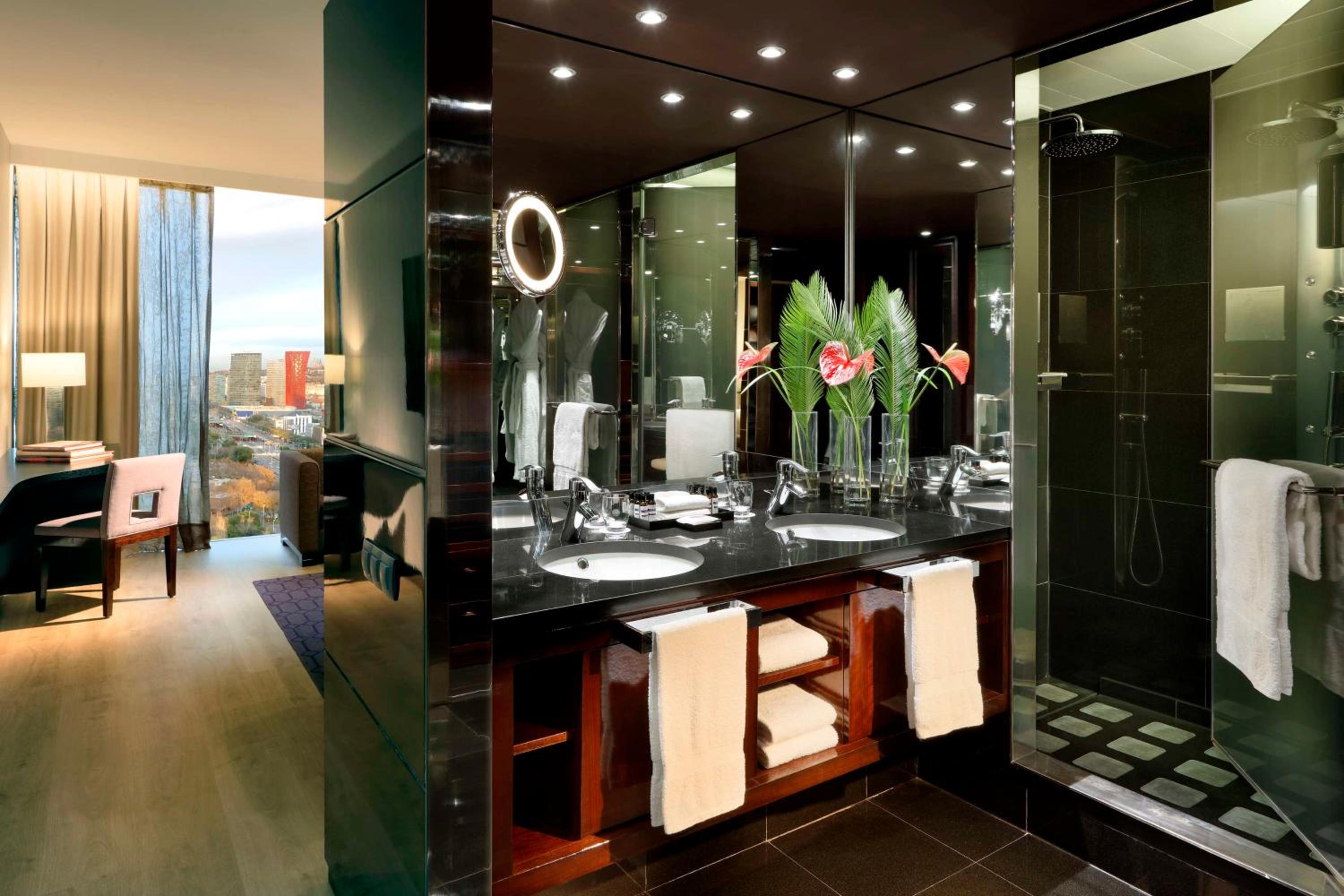 Deluxe, Family, King and Twin Beds, Panoramic View, High Floor