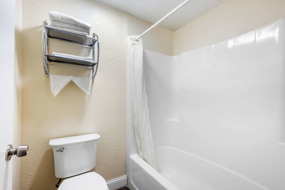 Econo Lodge West Yarmouth on Cape Cod 16/38