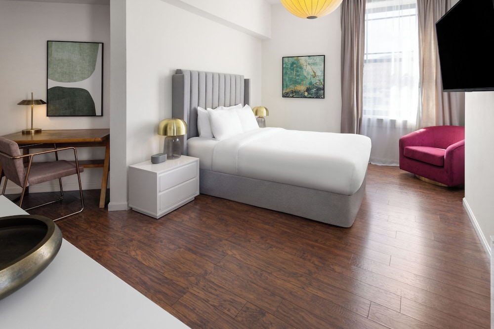 ROOM, QUEEN BED