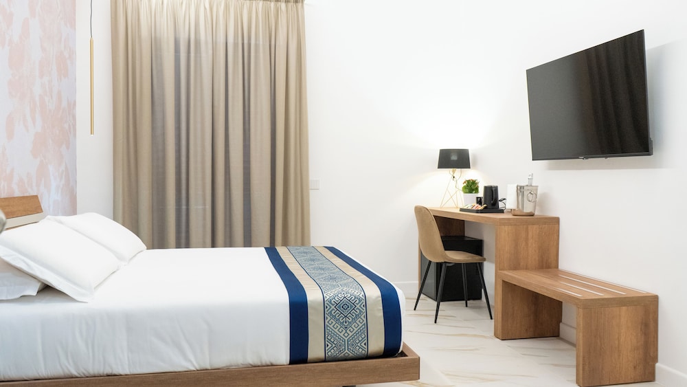 DELUXE, QUEEN BED