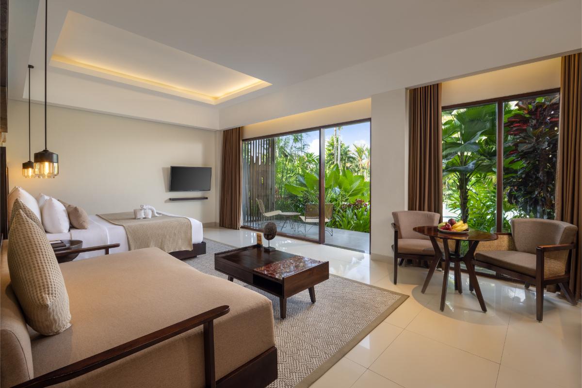 Suite, Queen Bed, Pool Access