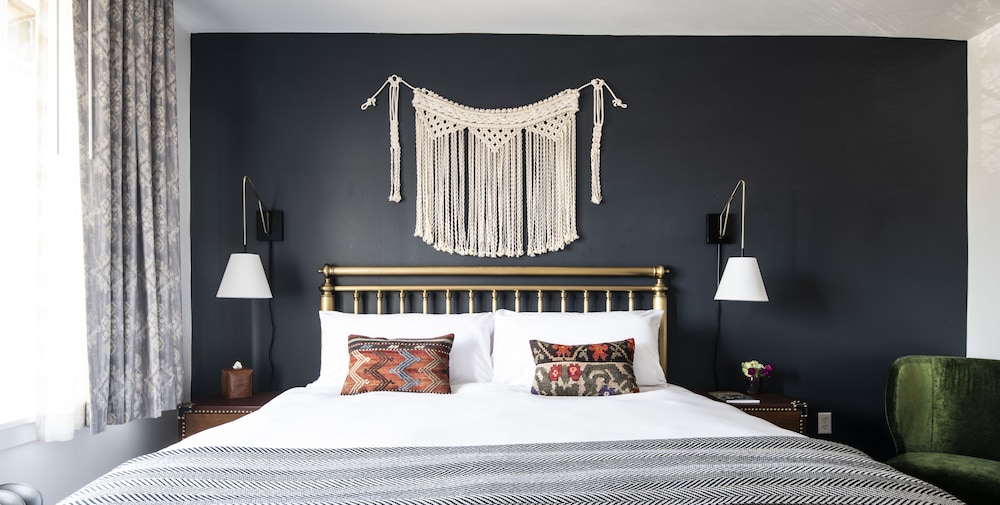 ROOM, KING BED