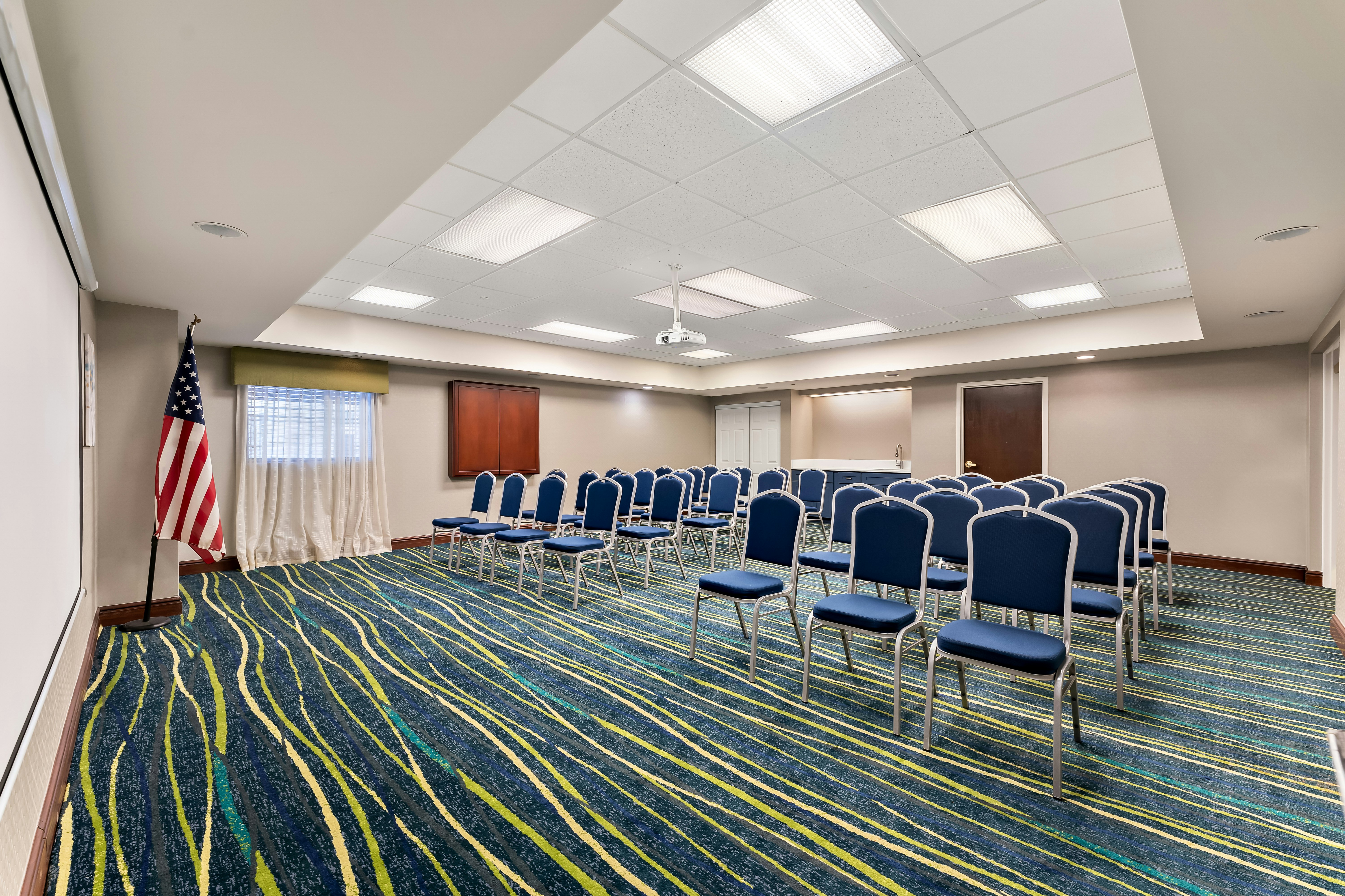 Hampton Inn Suites Newtown 53/57