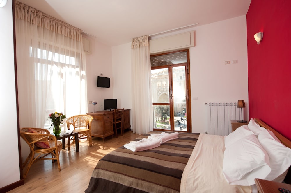 ROOM, DOUBLE OR TWIN BED
