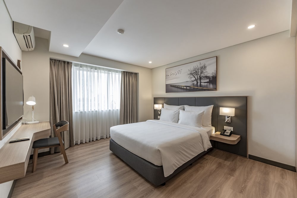 4 BEDROOMS, EXECUTIVE, SUITE, PARK VIEW, KITCHEN