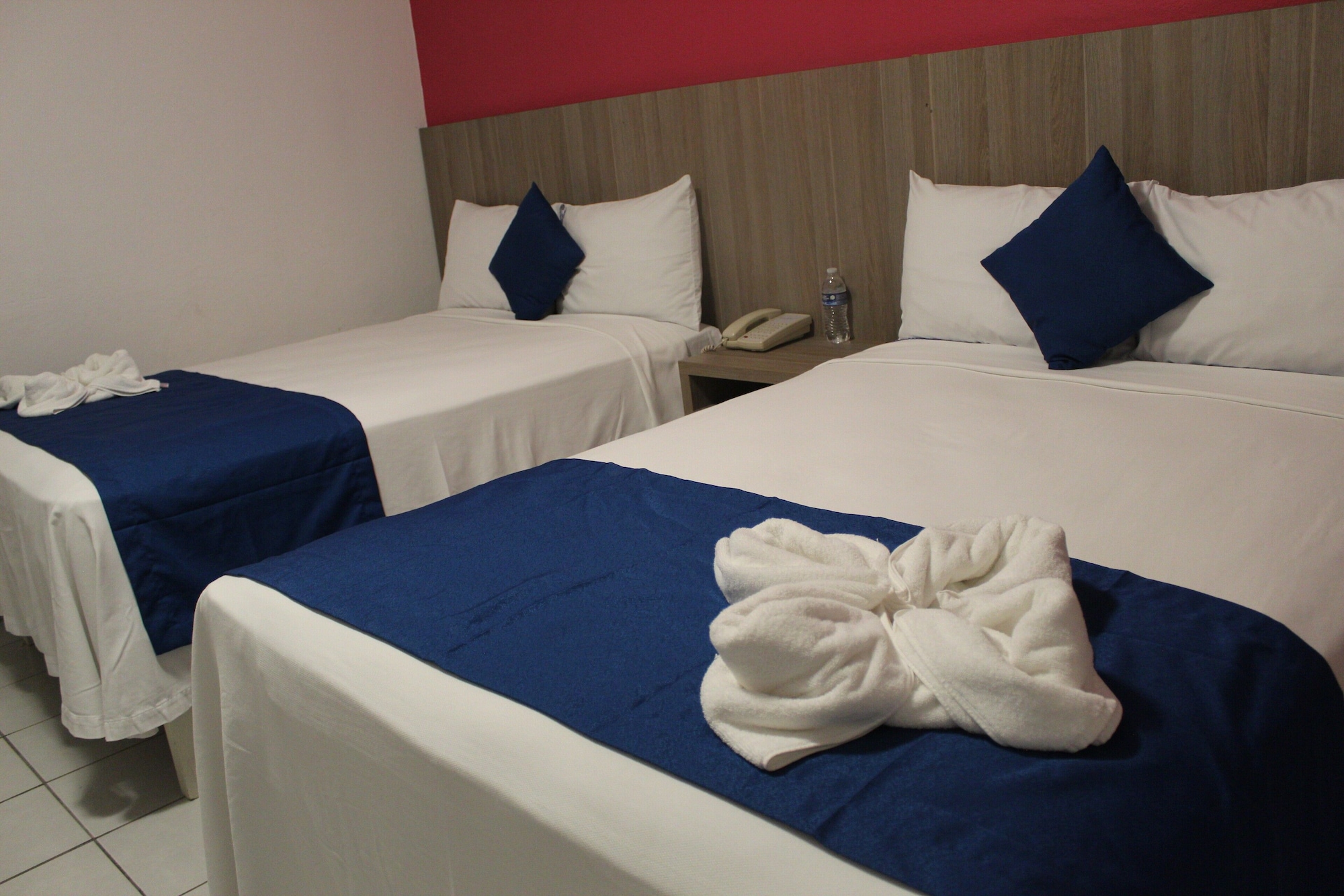 STANDARD, 2 DOUBLE BEDS