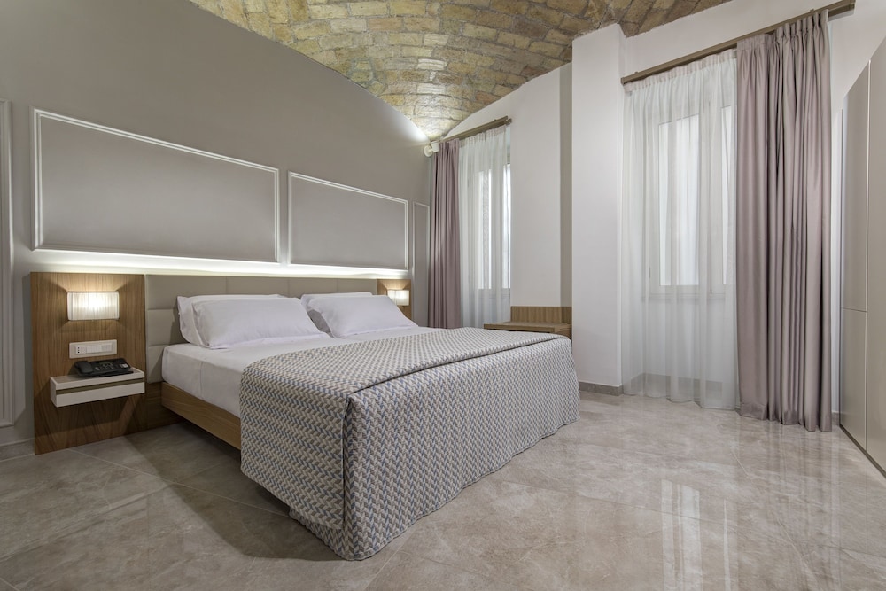 ROOM, DOUBLE BED, COURTYARD VIEW