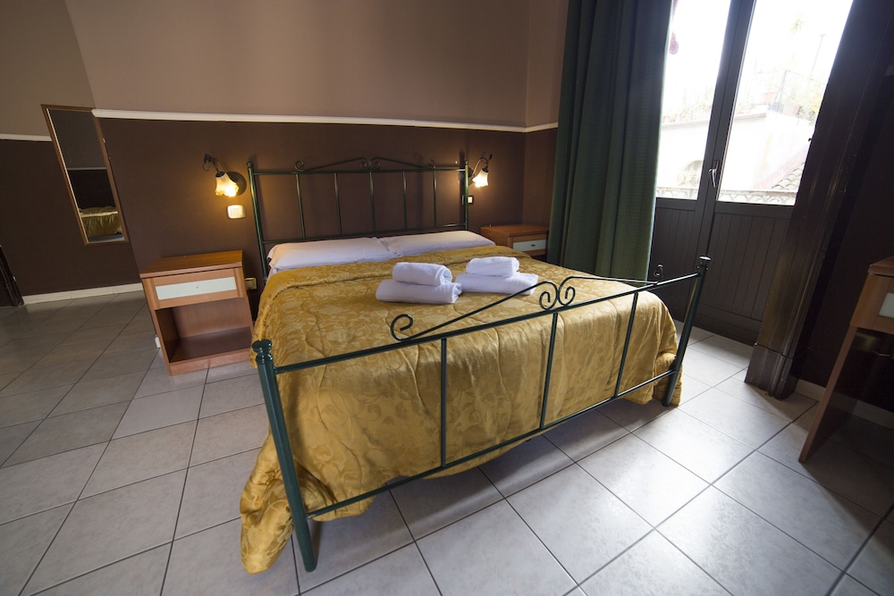 QUINTUPLE, DOUBLE AND TWIN BEDS