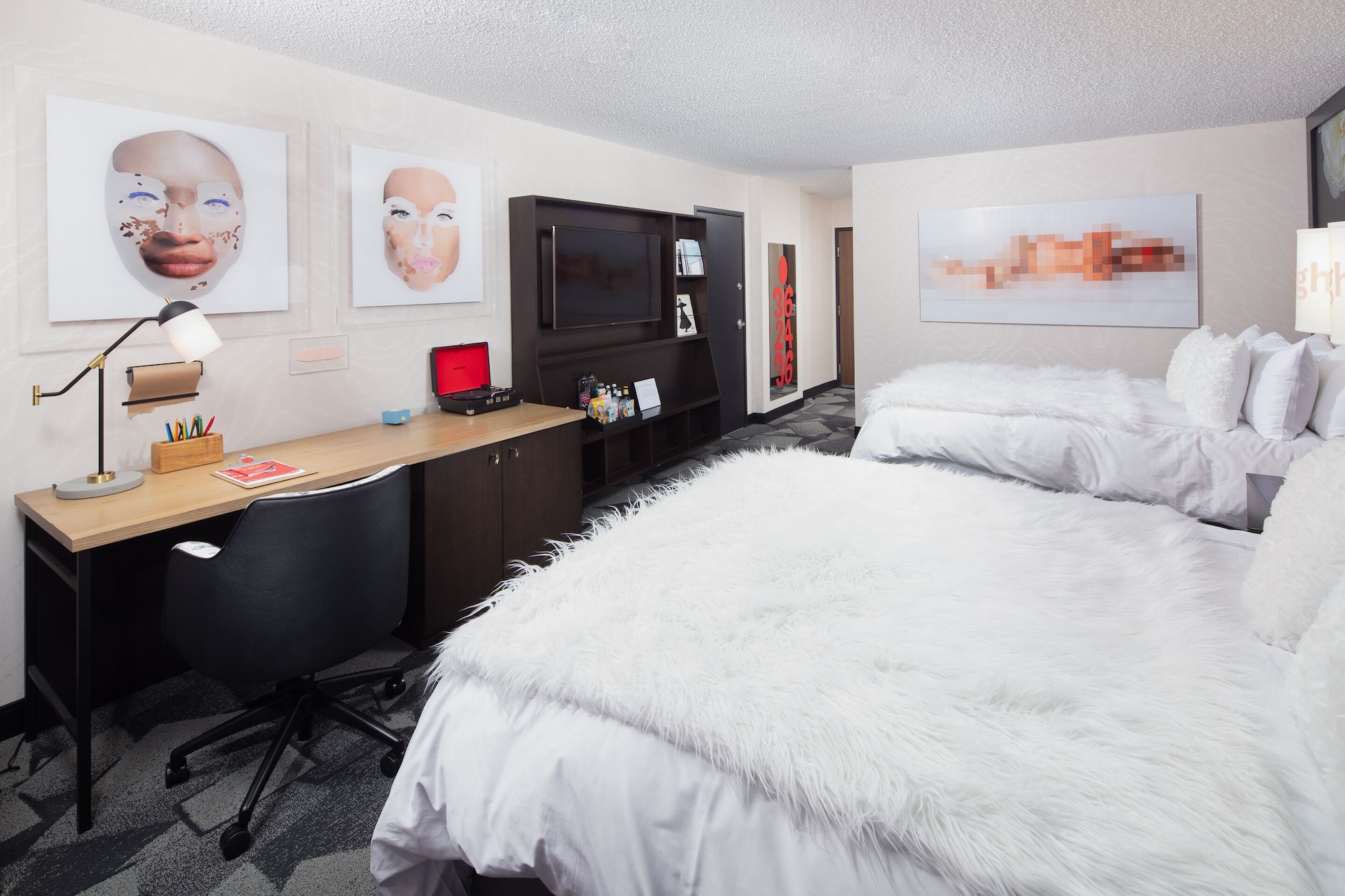 Canvas, 2 Queen Beds