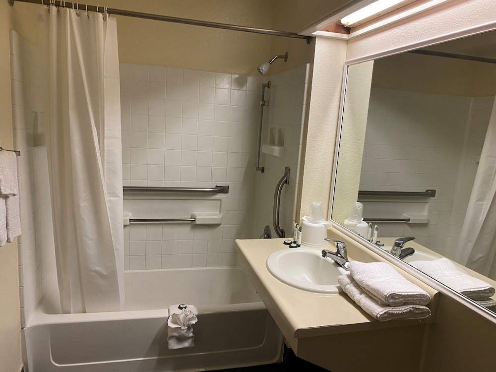 Budget Inn and Suites Stockton 31/55