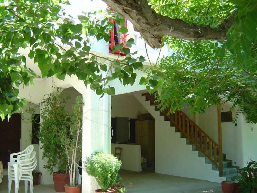 Dimitris Villa Hotel 64/67