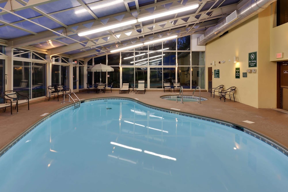 La Quinta Inn And Suites By Wyndham Plattsburgh 24/38