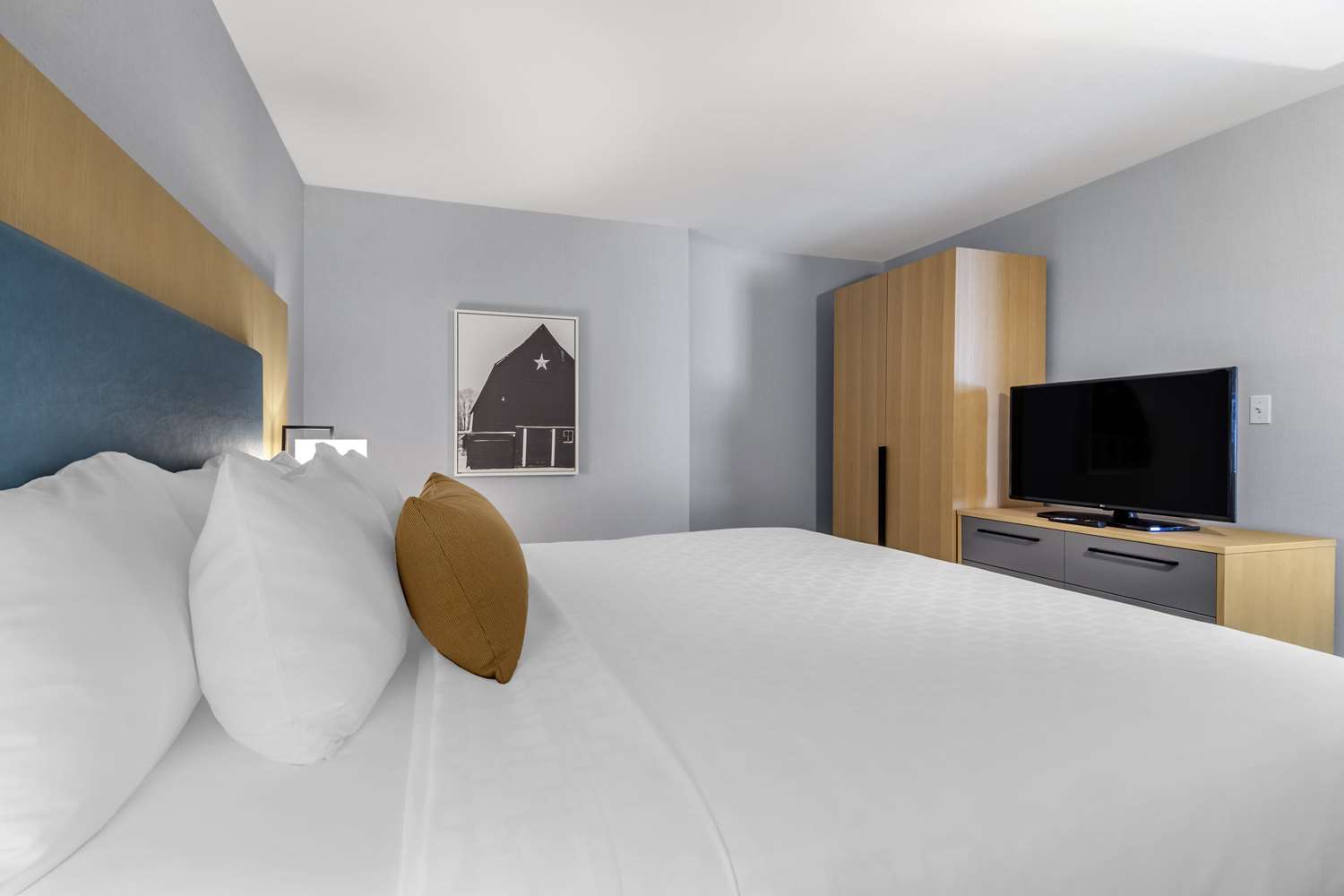 Suite, King Bed, Clarion Hotel & Conference Centre Abbotsford - Fraser Valley 2/5