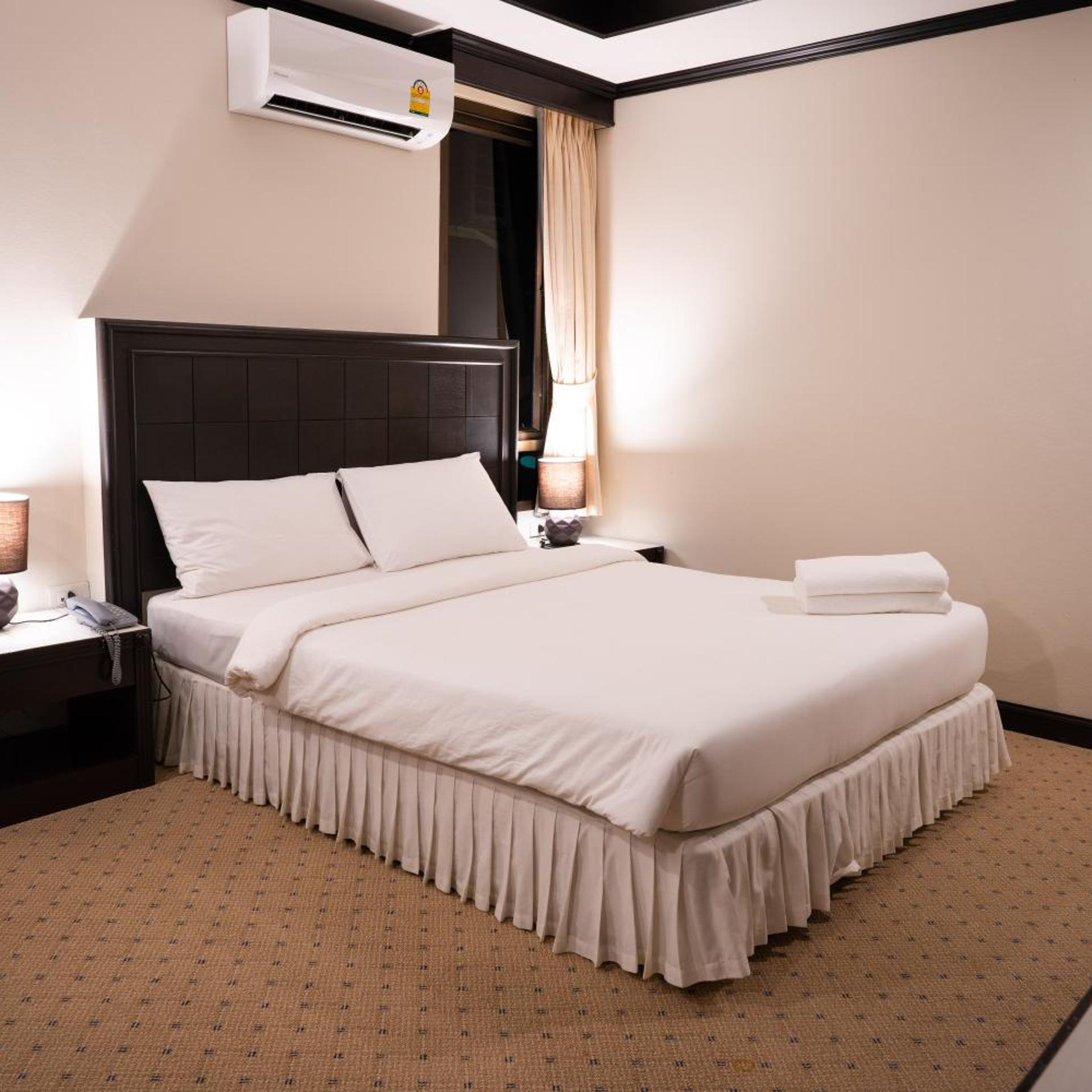 Standard, Queen Bed