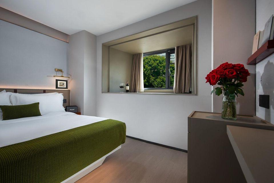 Elegant, Queen Bed