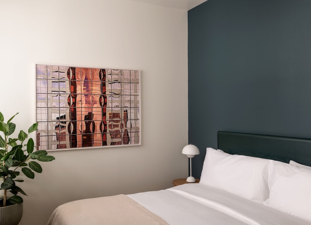 1 BEDROOM, APARTMENT, KING BED
