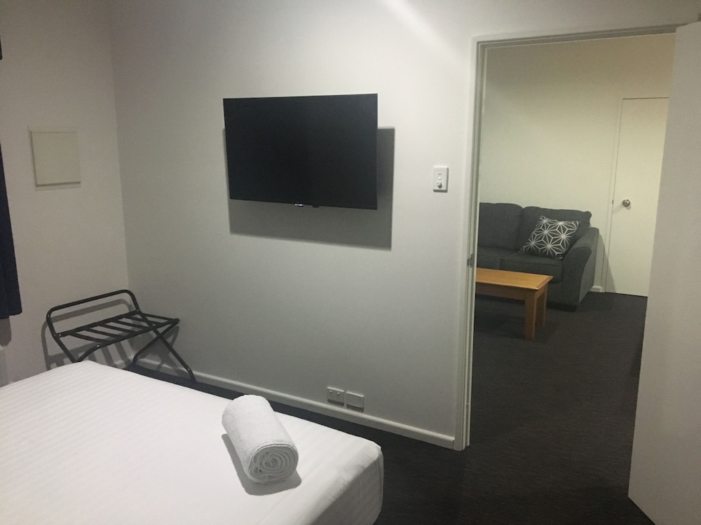 Karratha Central Apartments 10/26