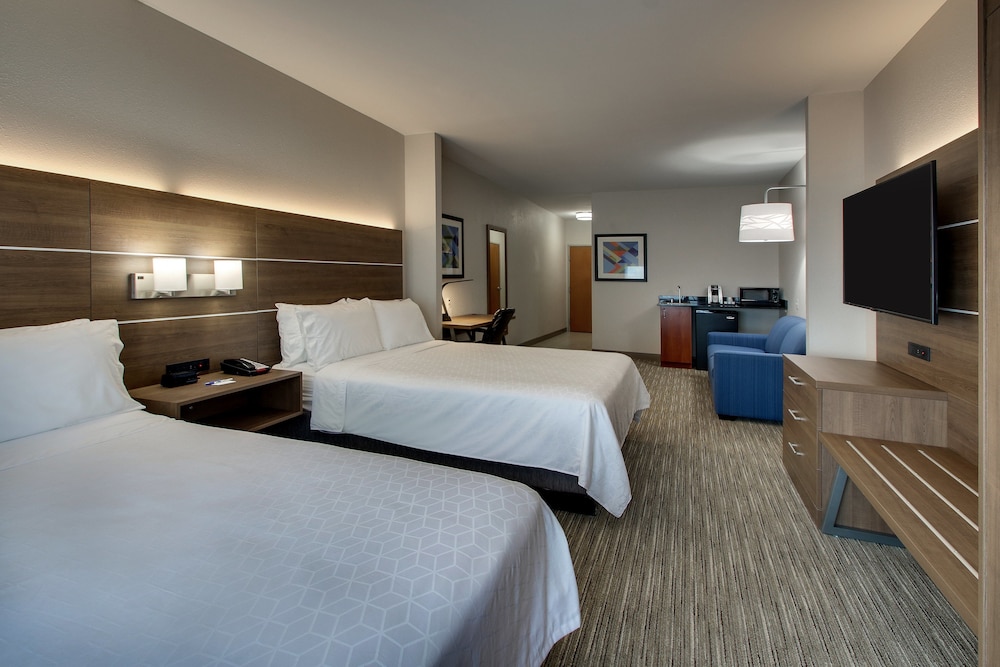 Holiday Inn Express & Suites Chicago North-Waukegan-Gurnee 18/50