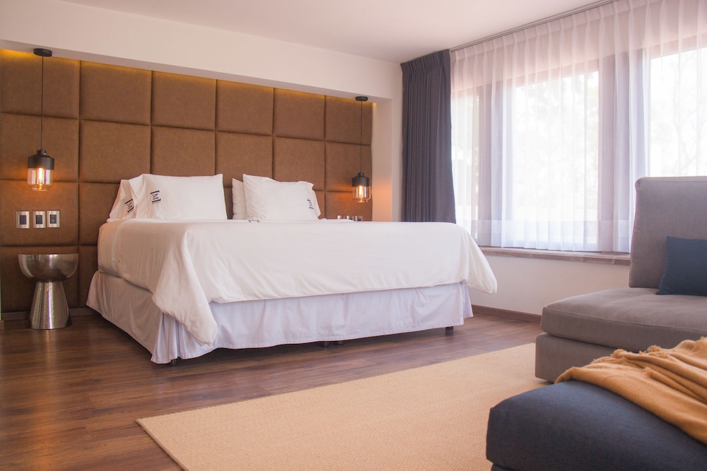 JUNIOR SUITE, KING BED