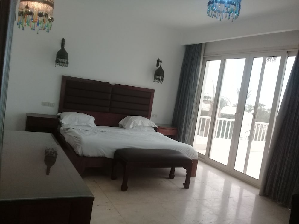Carlton Luxury Resort 7/26