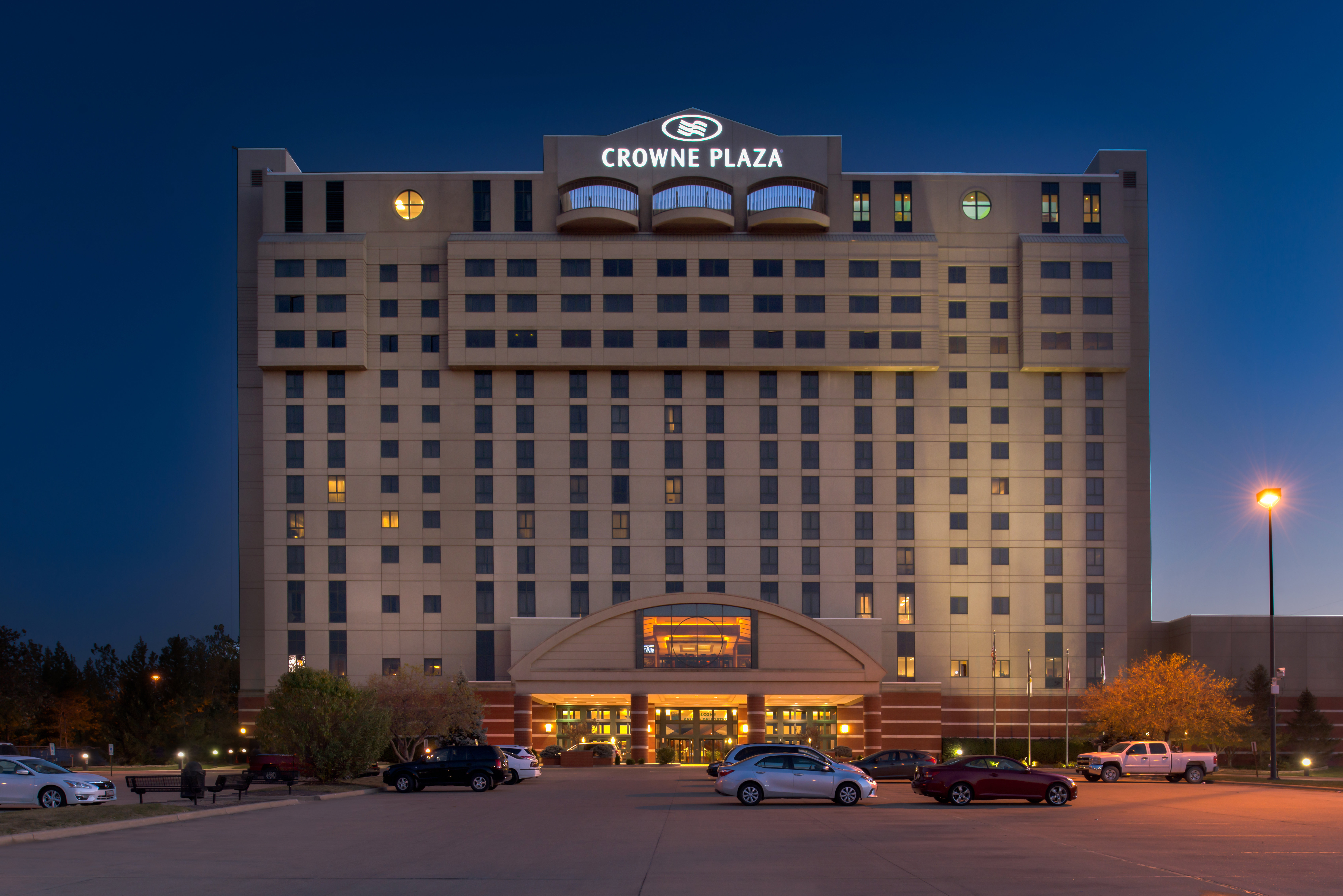 Crowne Plaza Springfield Convention CTR 4/77
