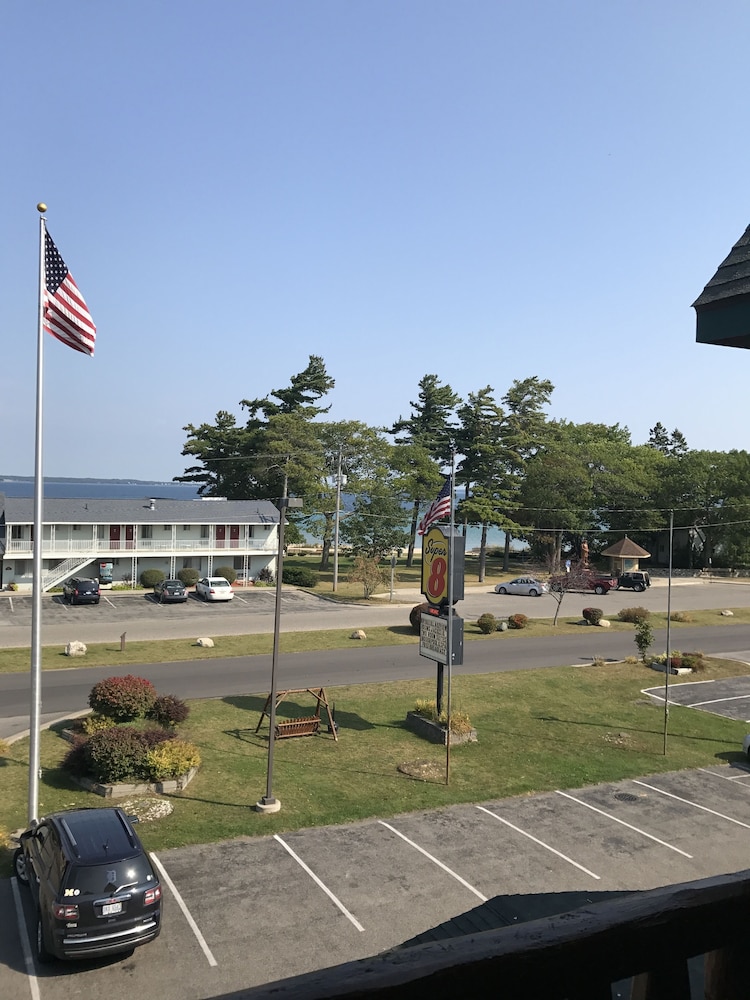 Super 8 By Wyndham Bridgeview Of Mackinaw City 18/27