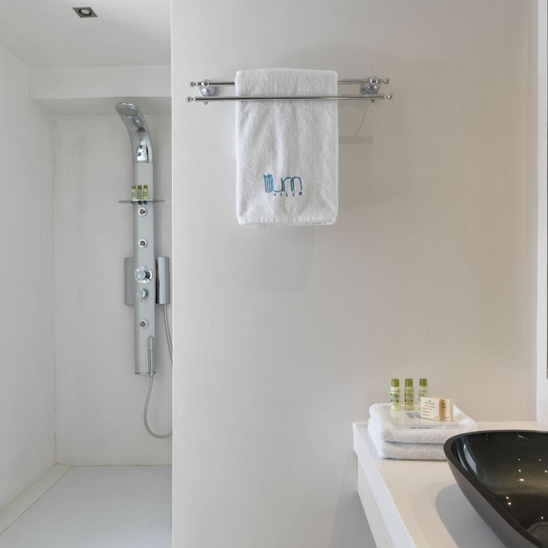 Superior, Double Bed, Caldera View, Hot Tub، Lilium Hotel Santorini 6/9