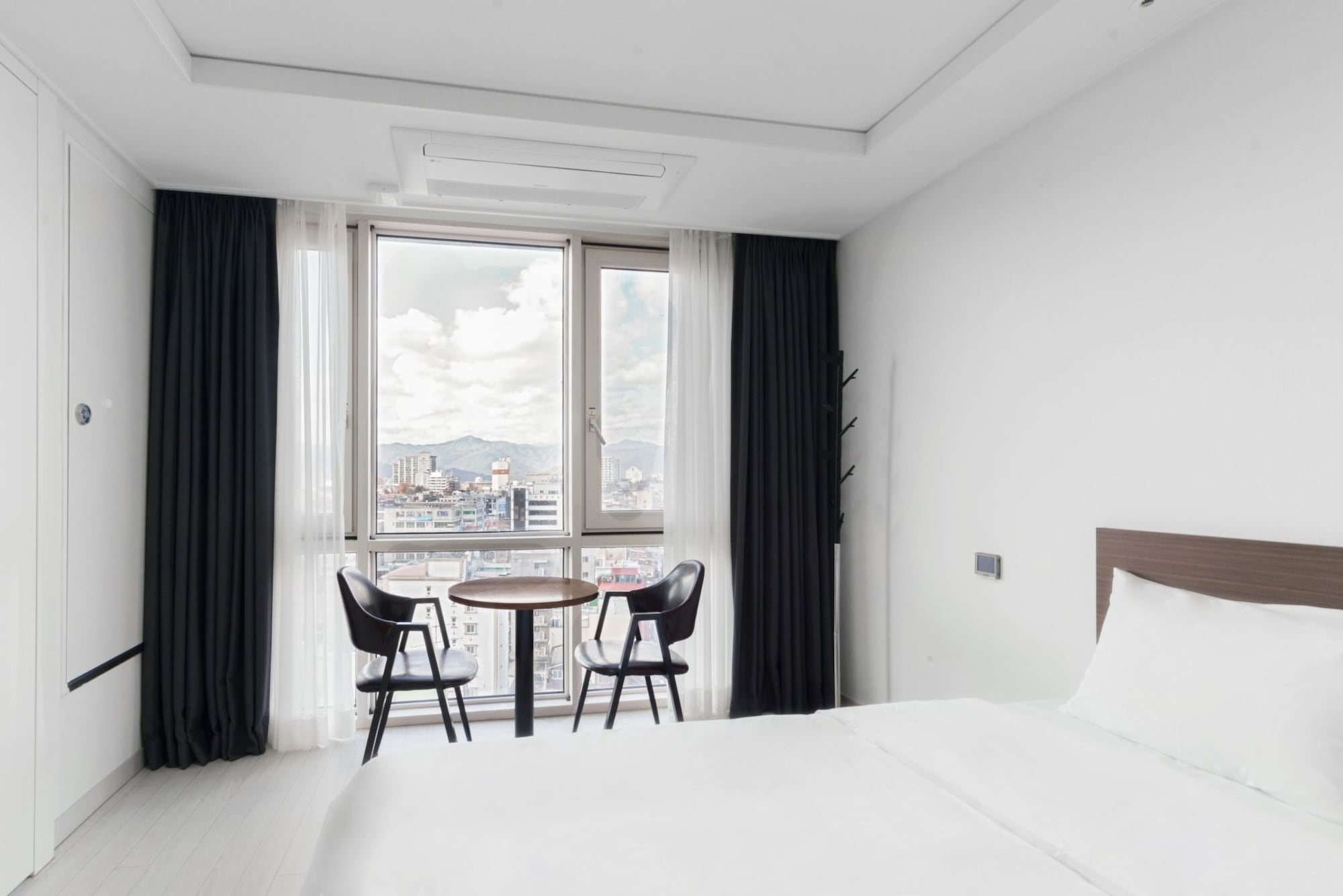 غرفة قياسية بسرير كوين، The Venezia Suite Hotel 2/5