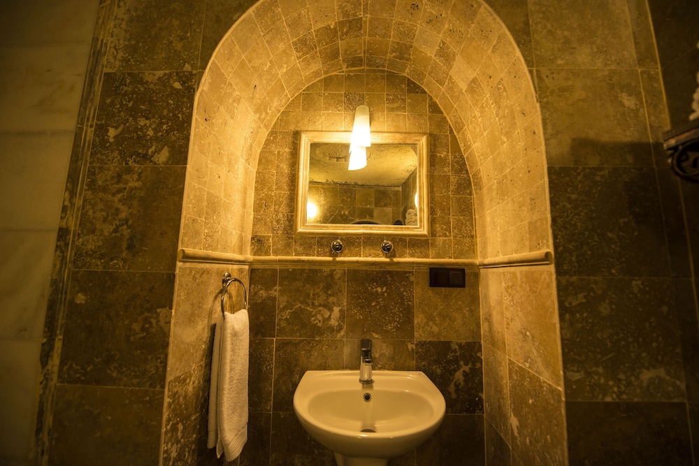 Vineyard Cave Hotel 94/98