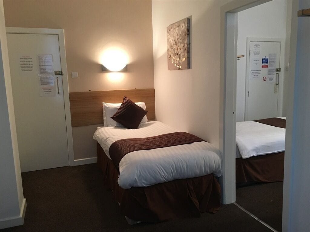 ROOM, TRIPLE