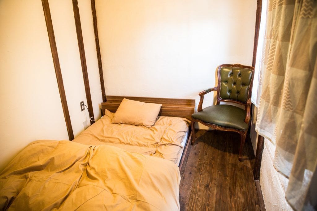 ROOM, SINGLE, SHARED BATHROOM
