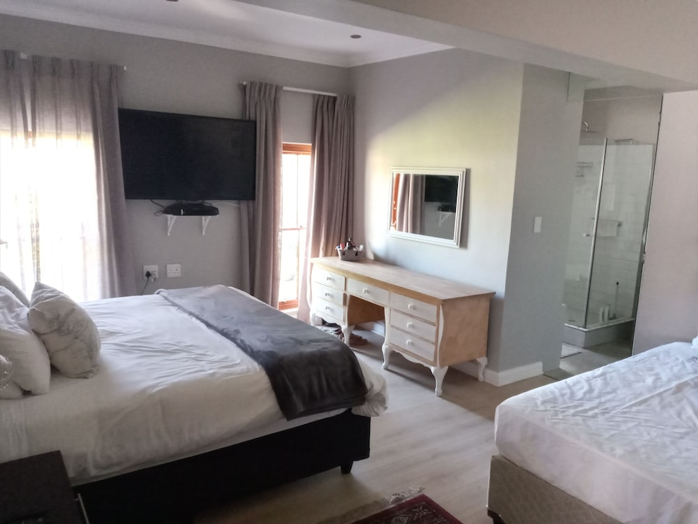 Two Fat Owls Guesthouse 7/50