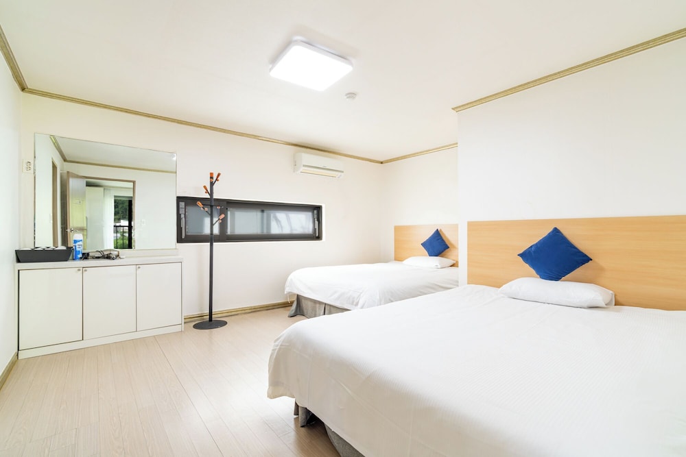 Resort, 3 Double Beds، Dammora Hotel and Resort 4/8