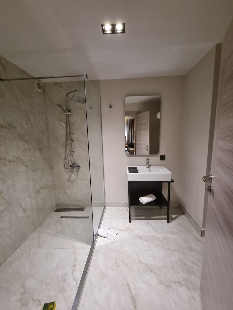 Kalfa Hotel 12/21