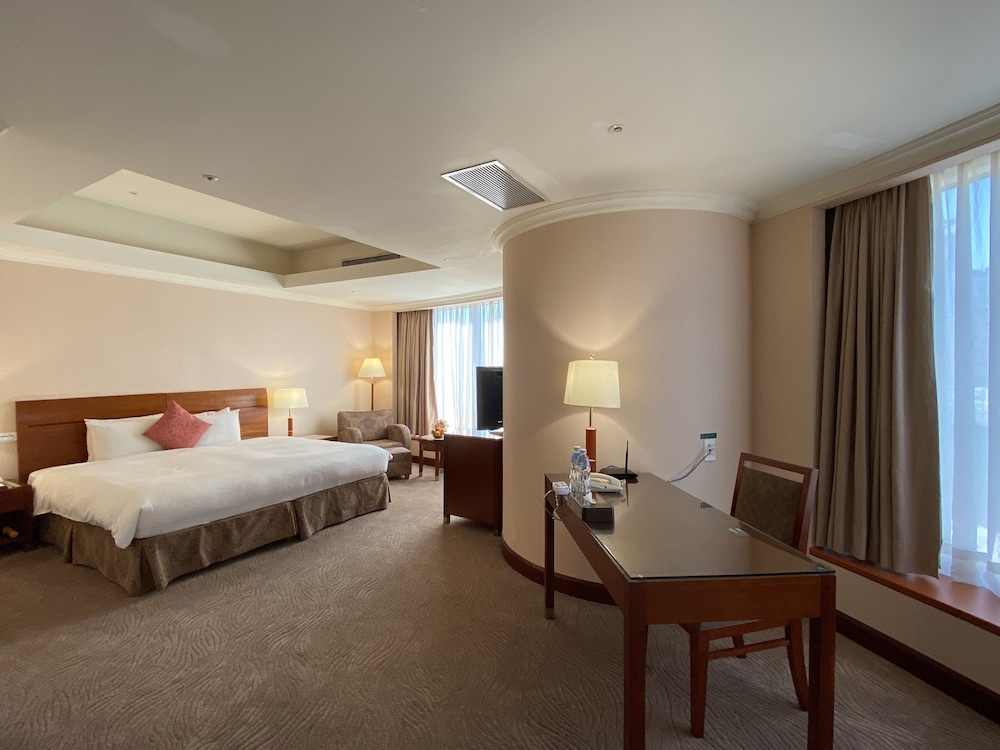 Monarch, Deluxe, Suite, King Bed, Living Area
