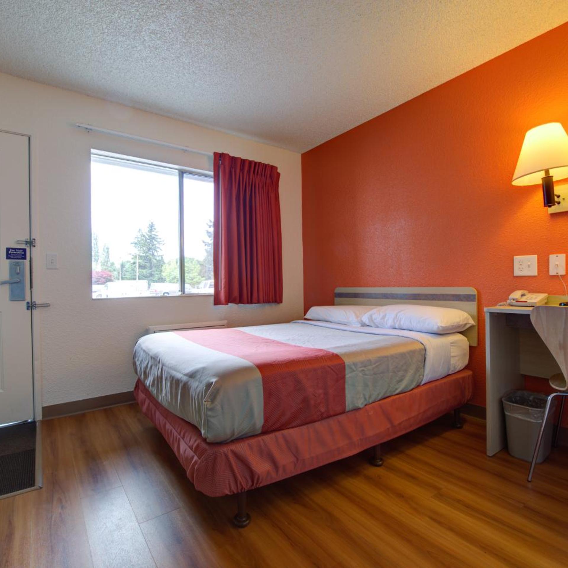 غرفة بسرير كوين للمدخنين، Motel6 Seattle, WA - Airport 4/10