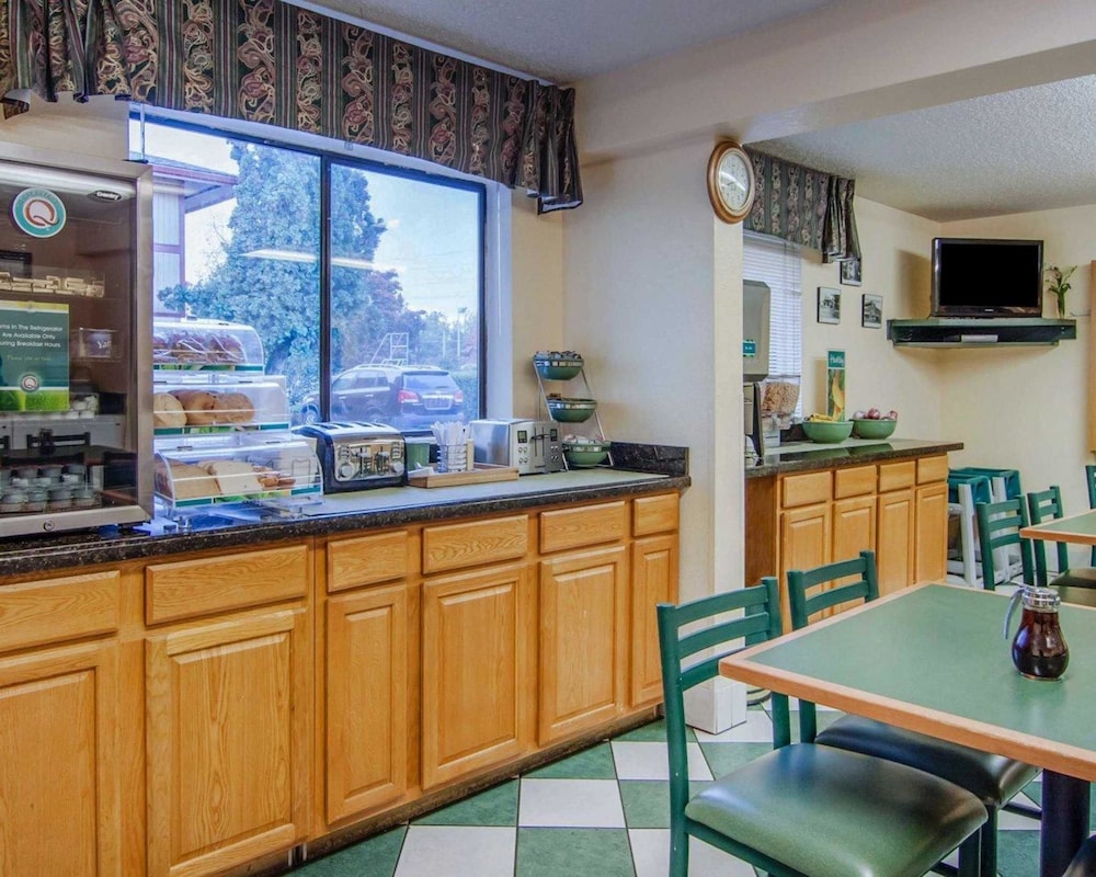 Quality Inn and Suites Medford Airport 4/51