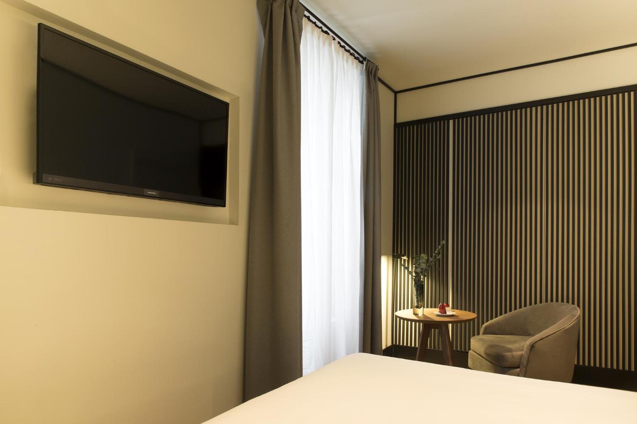 Room, King Bed, ICON Embassy 4/7