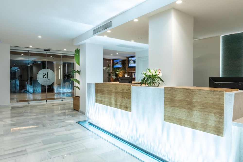 JS Yate Hotel 13/68