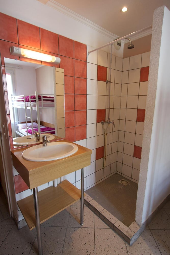 Auberge Internationale Des Jeunes 32/44