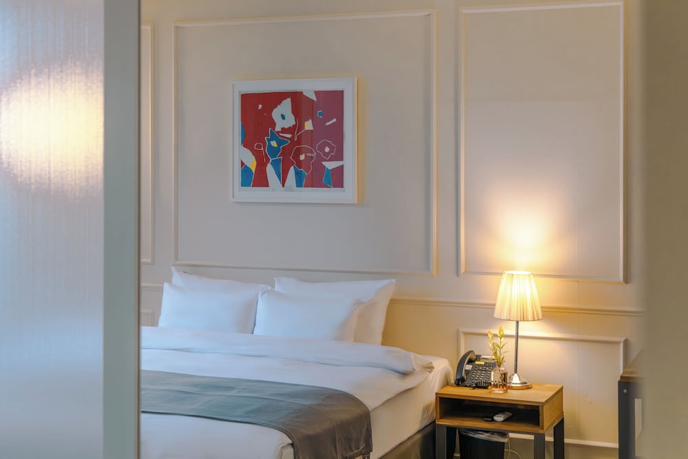 DELUXE, DOUBLE BED, CITY VIEW
