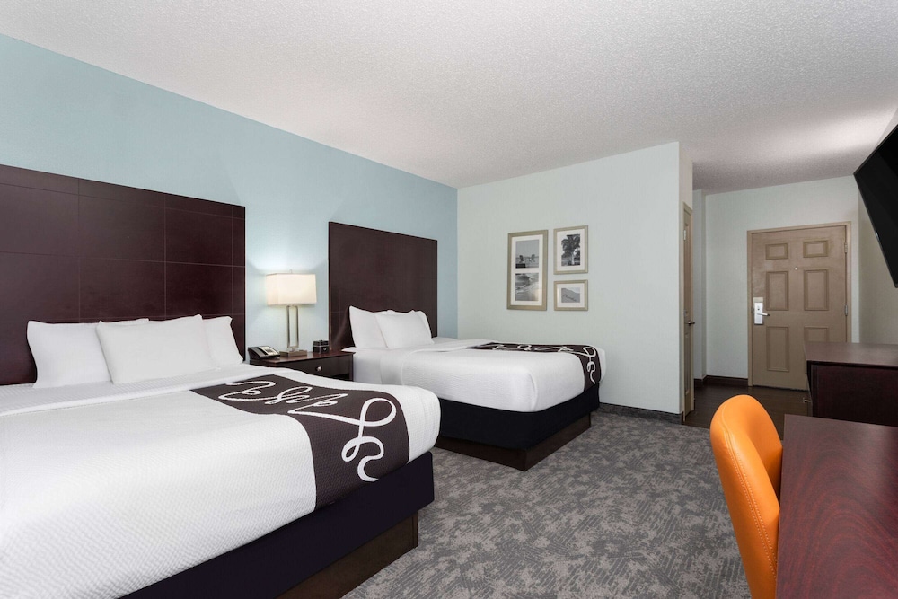 غرفة بسريرين كوين بإطلالة على البحيرة، La Quinta Inn & Suites by Wyndham Bonita Springs Naples N. 6/9