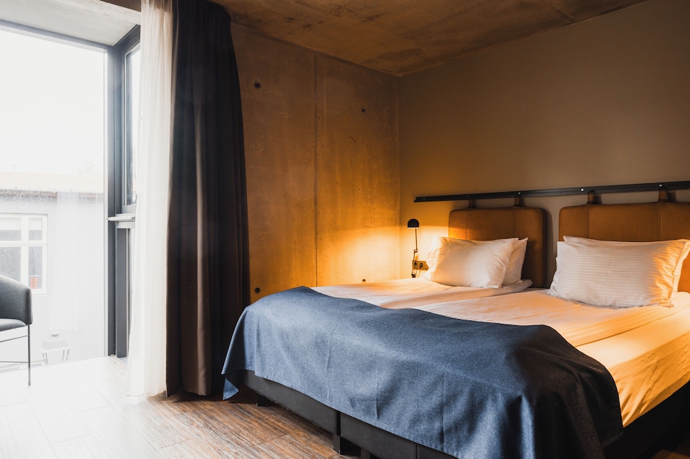 URBAN, DOUBLE OR TWIN BED, SAUNA