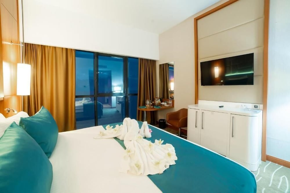 STANDARD, SEA VIEW