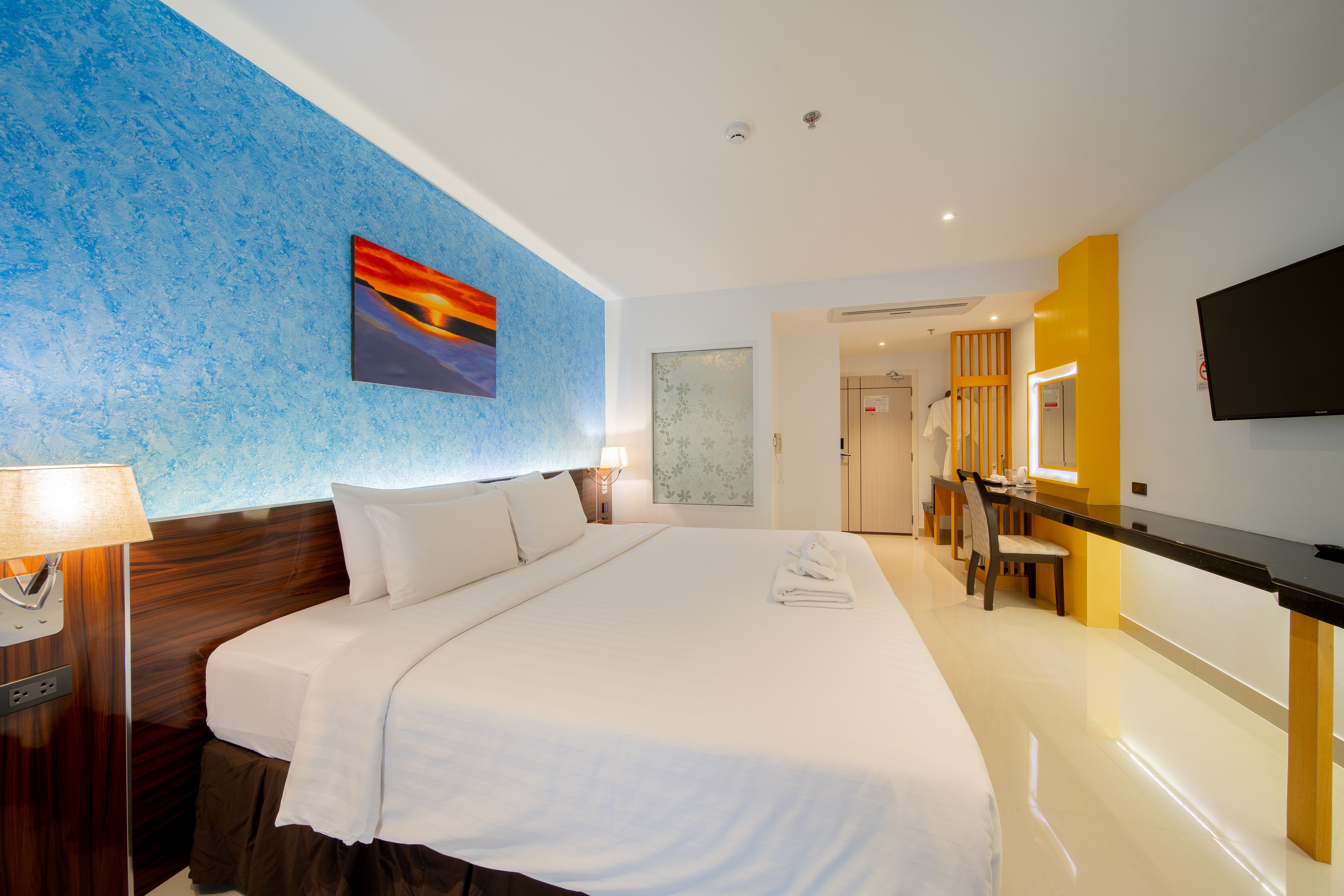 DELUXE, DOUBLE BED