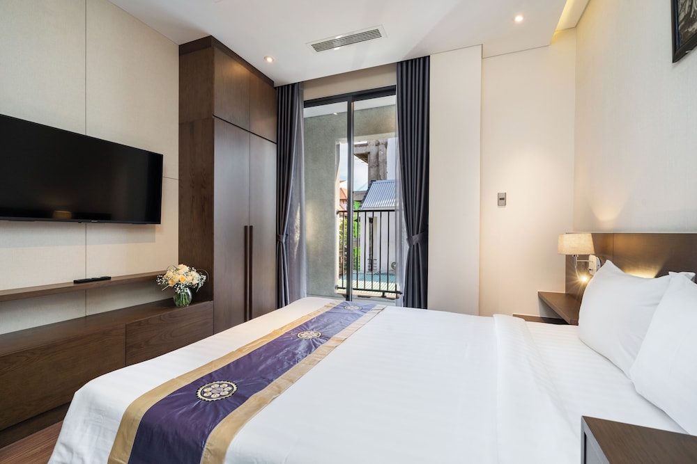 ROOM, KING BED, BALCONY
