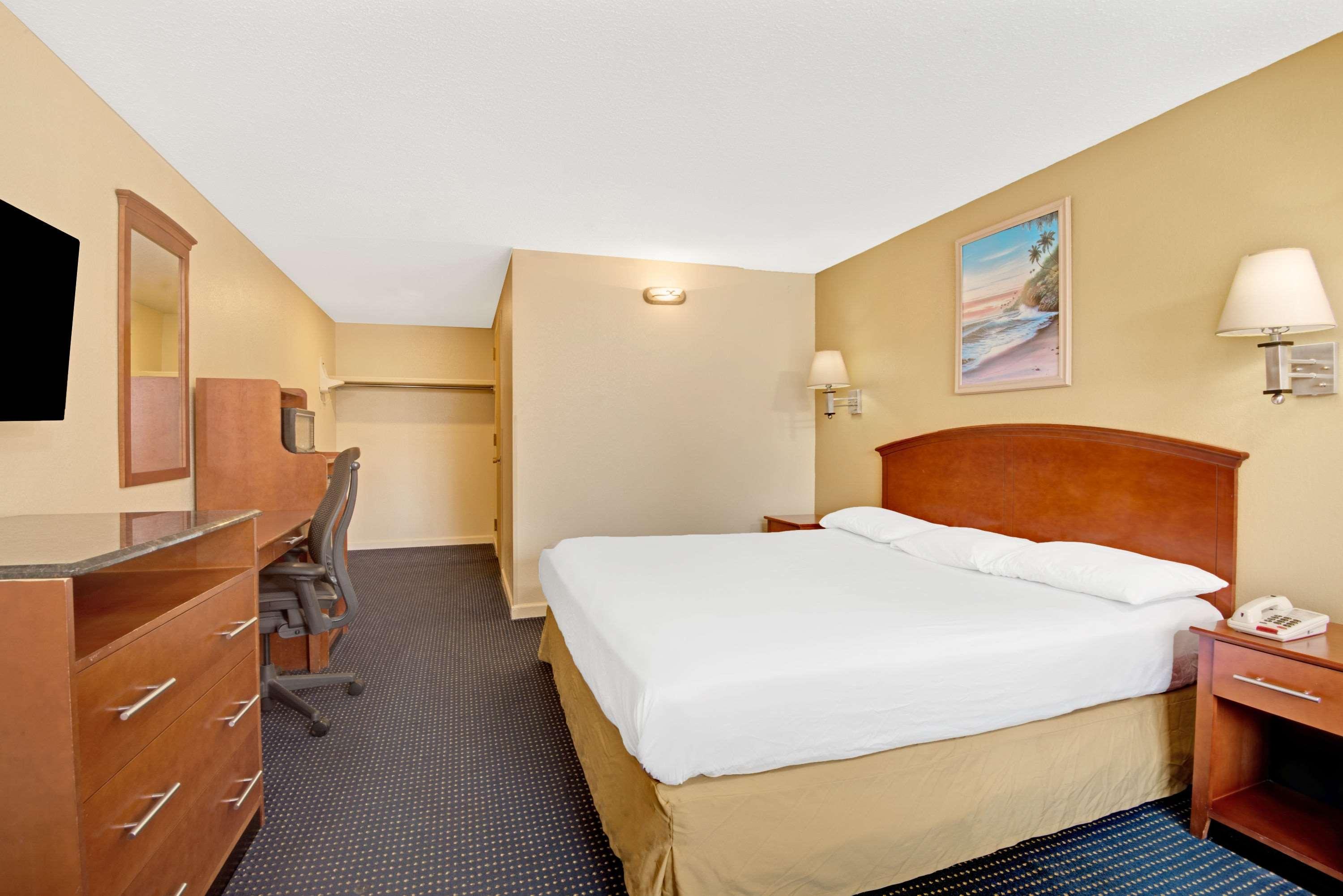 Super 8 By Wyndham Milford/New Haven 21/27
