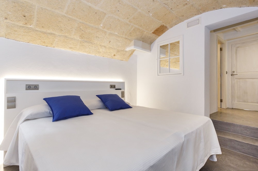 ROOM, DOUBLE BED