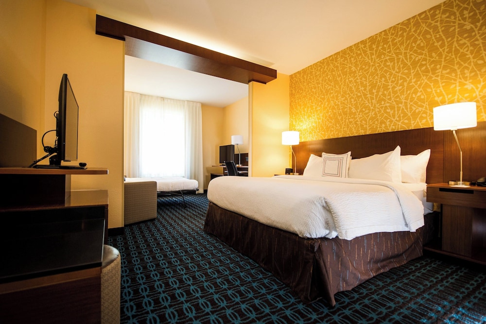 غرفة بسرير كينج مع أريكة، Fairfield Inn Suites Cambridge 2/4