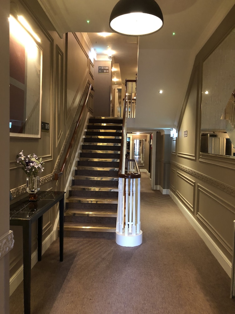 Hotel 7 25/40